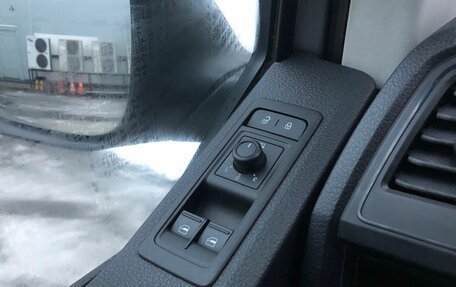 Volkswagen Caravelle T6 рестайлинг, 2017 год, 2 355 000 рублей, 16 фотография