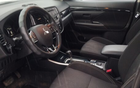 Mitsubishi Outlander III рестайлинг 3, 2019 год, 1 850 000 рублей, 5 фотография