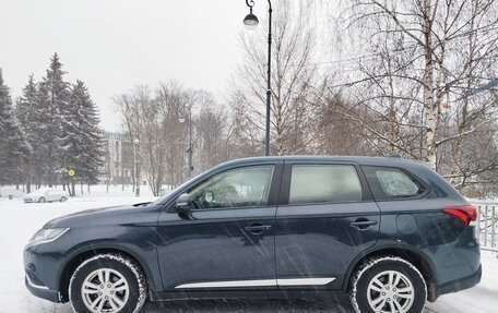 Mitsubishi Outlander III рестайлинг 3, 2019 год, 1 850 000 рублей, 2 фотография