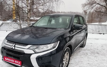Mitsubishi Outlander III рестайлинг 3, 2019 год, 1 850 000 рублей, 15 фотография