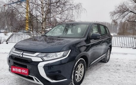 Mitsubishi Outlander III рестайлинг 3, 2019 год, 1 850 000 рублей, 1 фотография