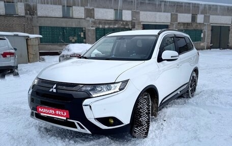 Mitsubishi Outlander III рестайлинг 3, 2021 год, 2 350 000 рублей, 2 фотография