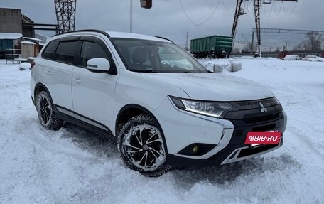 Mitsubishi Outlander III рестайлинг 3, 2021 год, 2 350 000 рублей, 5 фотография