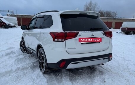 Mitsubishi Outlander III рестайлинг 3, 2021 год, 2 350 000 рублей, 7 фотография