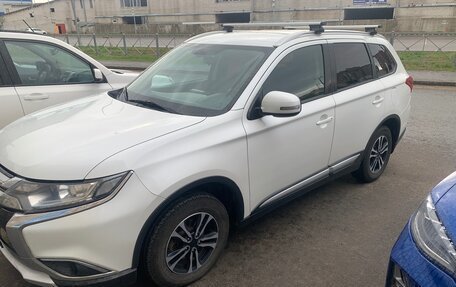 Mitsubishi Outlander III рестайлинг 3, 2015 год, 1 850 000 рублей, 2 фотография