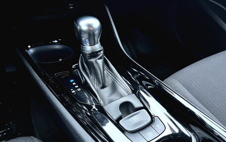 Toyota C-HR I рестайлинг, 2018 год, 2 080 000 рублей, 17 фотография