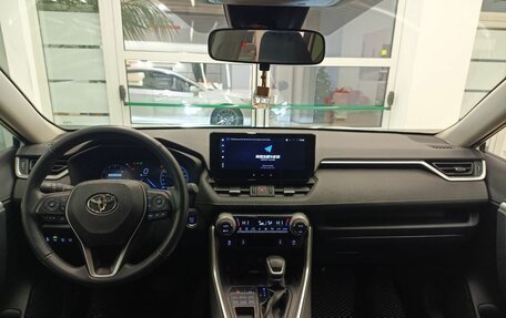 Toyota RAV4, 2023 год, 4 200 000 рублей, 12 фотография