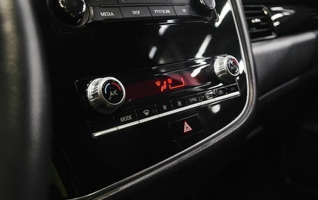 Mitsubishi Outlander III рестайлинг 3, 2020 год, 2 450 000 рублей, 20 фотография