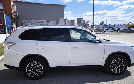 Mitsubishi Outlander III рестайлинг 3, 2014 год, 1 649 000 рублей, 8 фотография