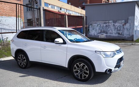 Mitsubishi Outlander III рестайлинг 3, 2014 год, 1 649 000 рублей, 2 фотография