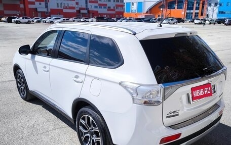 Mitsubishi Outlander III рестайлинг 3, 2014 год, 1 649 000 рублей, 3 фотография