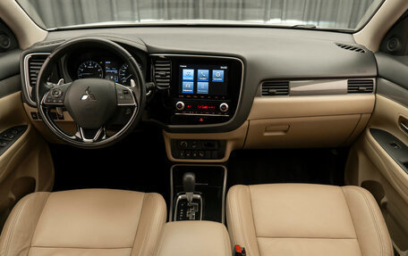 Mitsubishi Outlander III рестайлинг 3, 2021 год, 2 840 000 рублей, 10 фотография