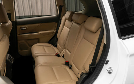 Mitsubishi Outlander III рестайлинг 3, 2021 год, 2 840 000 рублей, 14 фотография