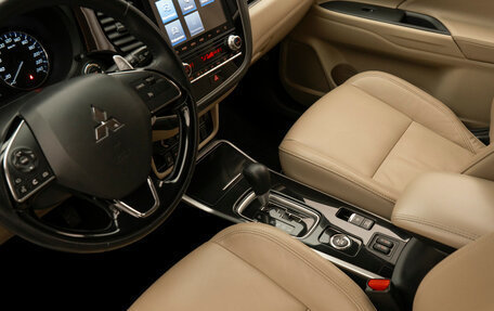 Mitsubishi Outlander III рестайлинг 3, 2021 год, 2 840 000 рублей, 15 фотография