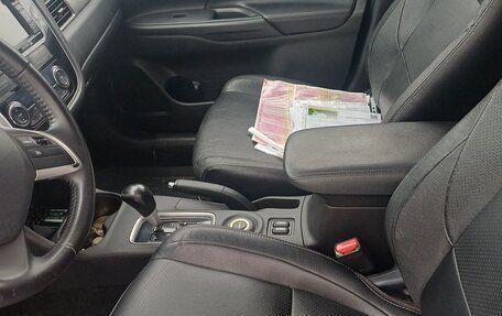 Mitsubishi Outlander III рестайлинг 3, 2014 год, 1 400 000 рублей, 5 фотография