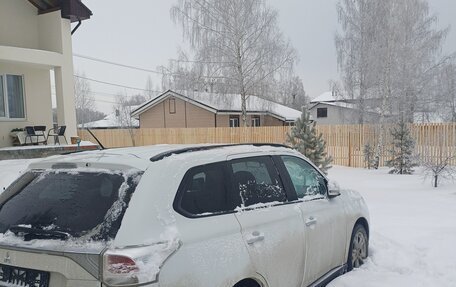 Mitsubishi Outlander III рестайлинг 3, 2014 год, 1 400 000 рублей, 2 фотография