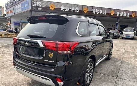 Mitsubishi Outlander III рестайлинг 3, 2021 год, 1 690 000 рублей, 6 фотография