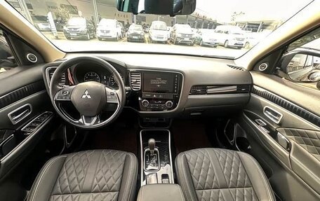 Mitsubishi Outlander III рестайлинг 3, 2021 год, 1 690 000 рублей, 8 фотография