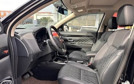 Mitsubishi Outlander III рестайлинг 3, 2021 год, 1 690 000 рублей, 7 фотография