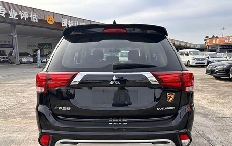 Mitsubishi Outlander III рестайлинг 3, 2021 год, 1 690 000 рублей, 5 фотография