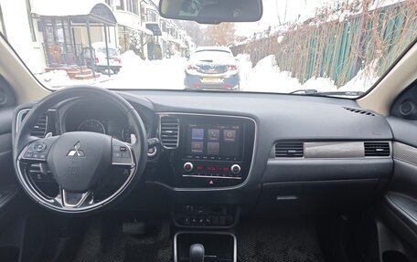 Mitsubishi Outlander III рестайлинг 3, 2022 год, 3 000 000 рублей, 7 фотография