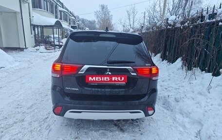 Mitsubishi Outlander III рестайлинг 3, 2022 год, 3 000 000 рублей, 4 фотография