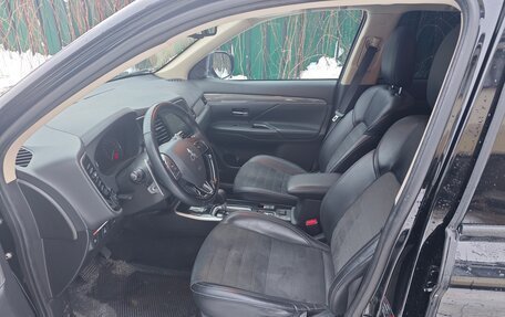 Mitsubishi Outlander III рестайлинг 3, 2022 год, 3 000 000 рублей, 10 фотография