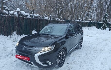Mitsubishi Outlander III рестайлинг 3, 2022 год, 3 000 000 рублей, 2 фотография