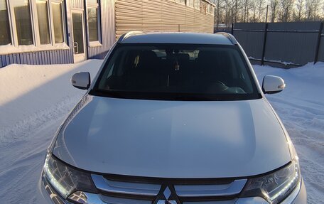 Mitsubishi Outlander III рестайлинг 3, 2016 год, 1 600 000 рублей, 2 фотография