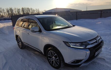 Mitsubishi Outlander III рестайлинг 3, 2016 год, 1 600 000 рублей, 4 фотография