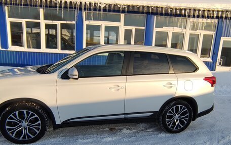 Mitsubishi Outlander III рестайлинг 3, 2016 год, 1 600 000 рублей, 3 фотография