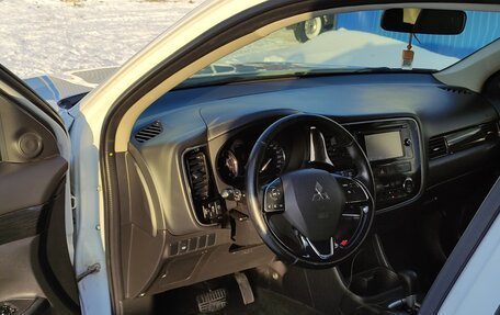 Mitsubishi Outlander III рестайлинг 3, 2016 год, 1 600 000 рублей, 11 фотография