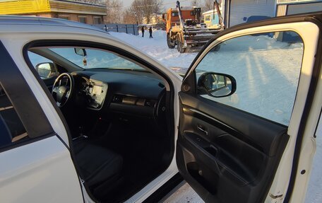 Mitsubishi Outlander III рестайлинг 3, 2016 год, 1 600 000 рублей, 13 фотография