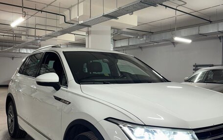 Volkswagen Tiguan II, 2021 год, 2 600 000 рублей, 2 фотография