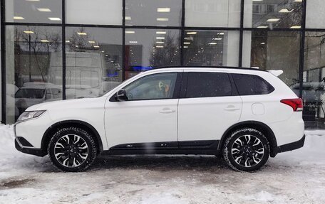 Mitsubishi Outlander III рестайлинг 3, 2021 год, 2 430 000 рублей, 5 фотография