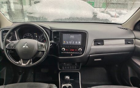 Mitsubishi Outlander III рестайлинг 3, 2021 год, 2 430 000 рублей, 9 фотография