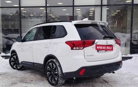 Mitsubishi Outlander III рестайлинг 3, 2021 год, 2 430 000 рублей, 6 фотография