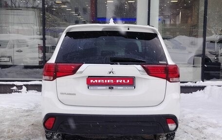 Mitsubishi Outlander III рестайлинг 3, 2021 год, 2 430 000 рублей, 7 фотография