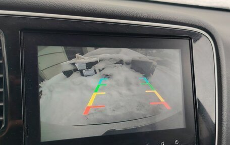 Mitsubishi Outlander III рестайлинг 3, 2021 год, 2 430 000 рублей, 14 фотография