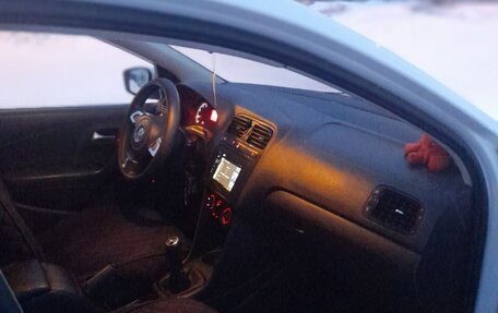 Volkswagen Polo VI (EU Market), 2011 год, 700 000 рублей, 2 фотография