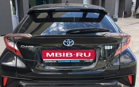 Toyota C-HR I рестайлинг, 2017 год, 2 000 000 рублей, 2 фотография