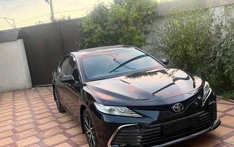 Toyota Camry, 2021 год, 3 290 000 рублей, 2 фотография