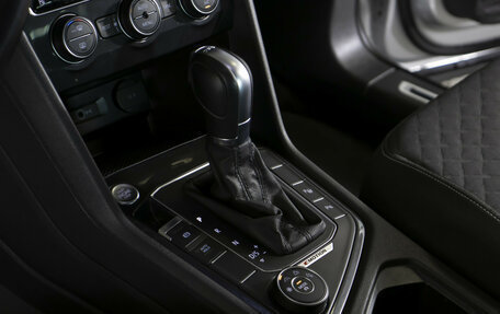 Volkswagen Tiguan II, 2018 год, 2 395 000 рублей, 18 фотография