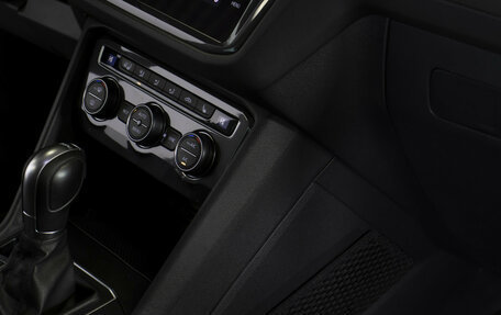 Volkswagen Tiguan II, 2018 год, 2 395 000 рублей, 15 фотография