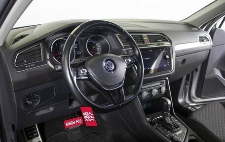 Volkswagen Tiguan II, 2018 год, 2 395 000 рублей, 21 фотография