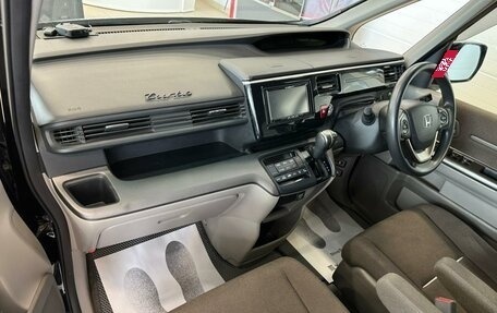 Honda Stepwgn IV, 2017 год, 1 819 000 рублей, 13 фотография