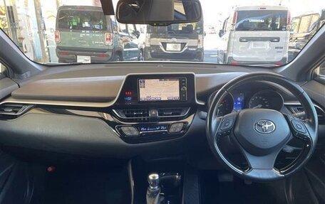 Toyota C-HR I рестайлинг, 2022 год, 1 730 000 рублей, 8 фотография