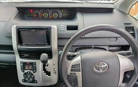 Toyota Noah III, 2012 год, 750 000 рублей, 5 фотография