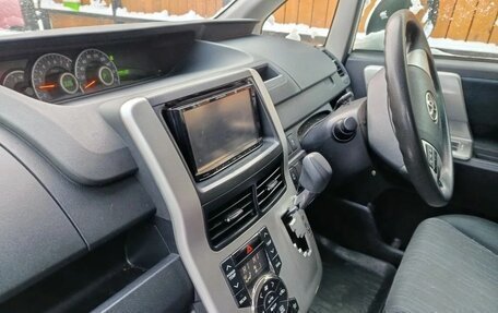 Toyota Noah III, 2012 год, 750 000 рублей, 7 фотография