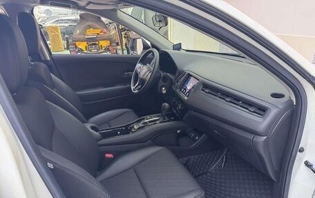 Honda Vezel, 2022 год, 1 470 000 рублей, 6 фотография